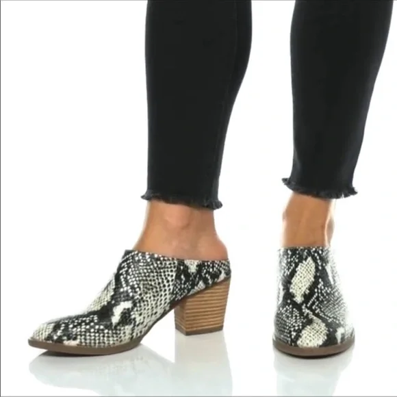 Blondo Norwich snakeskin heeled clogs - Picture 3 of 12